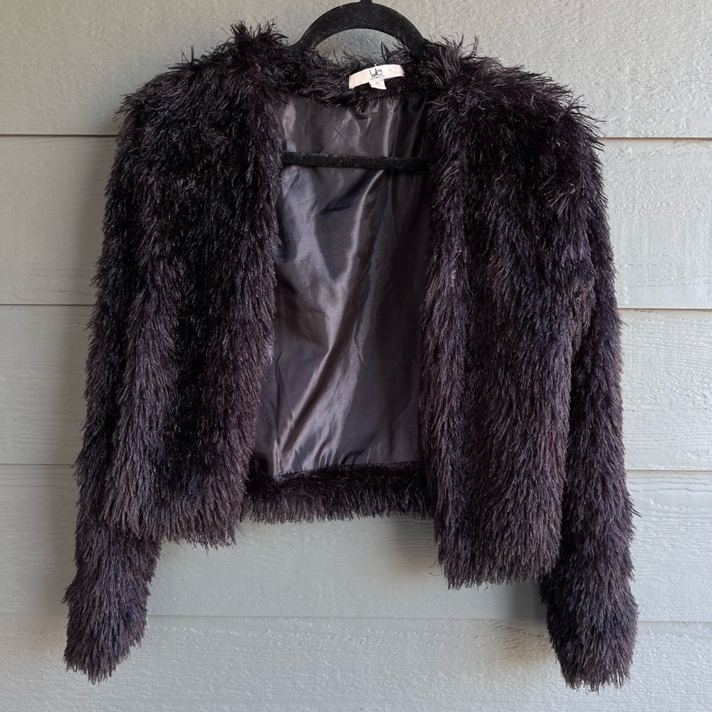 ❌SOLD❌ Black fuzzy coat